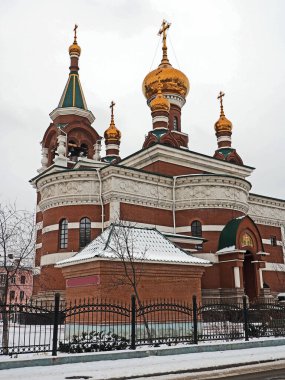 Aziz George Kilisesi Chelyabinsk 'te muzaffer, bulutlu bir kış gününde gri gökyüzüne karşı manzara