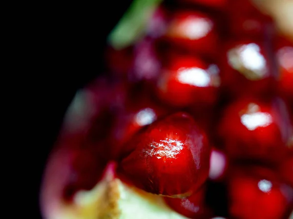 Slice Pomegranate Red Grains Black Background Narrow Focus Area — Stock Photo, Image