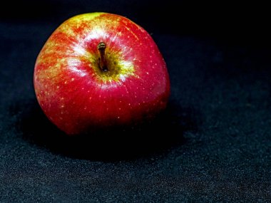 metin, makro için boşluk ile siyah arkaplan karşı parlak kırmızı elma