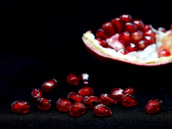 Slice Pomegranate Red Grains Black Background Narrow Focus Area — Stock Photo, Image