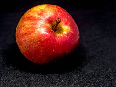 metin, makro için boşluk ile siyah arkaplan karşı parlak kırmızı elma