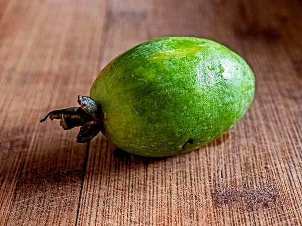 Färsk mogen feijoa frukt på en träskiva — Stockfoto