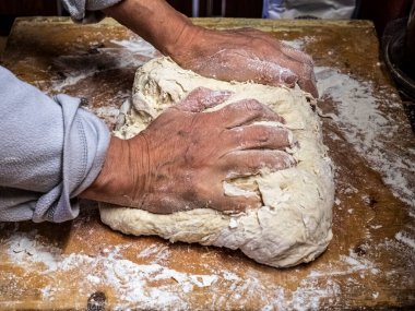 Mangırı yoğururken insanın eline yakından bakarak mangır elde etmek.