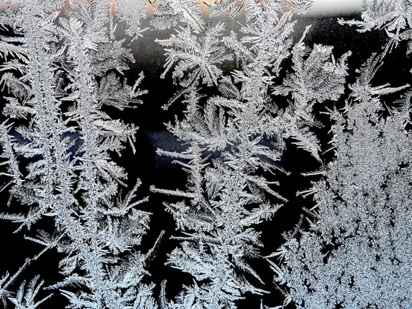 Текстура морозных узоров на зимнем окне — стоковое фото