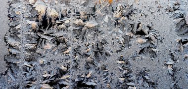 Kış penceresinde buzlu doğal desen, soğuk desenlerin dokusu, dendritik görüntü yapısı.