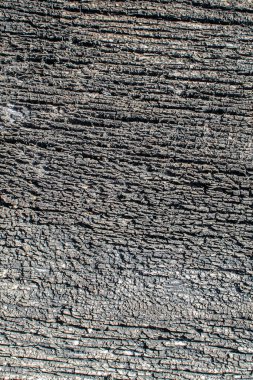 Yıllardır açık havada bulunan eski bir tahtanın yüzeyinin dokusu.