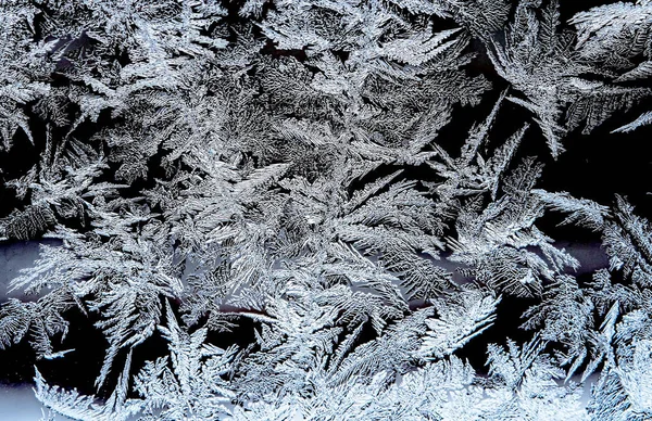 Vackra frostiga mönster på vinterfönstret, textur av frostiga mönster — Stockfoto