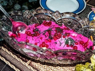 Kürk mantonun altında Rus salatası.