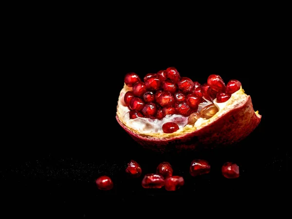 Slice Pomegranate Red Grains Black Background Narrow Focus Area — Stock Photo, Image