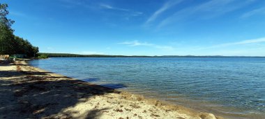 Gölün kıyısında sabahın erken saatlerinde Uvildy Gölü, Güney Urallar