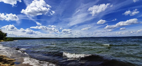 아침 호수 위로 하얀 회색빛 구름이 덮인 캄캄 한 푸른 하늘 — 스톡 사진