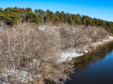 İlkbaharda köprüden nehre manzara
