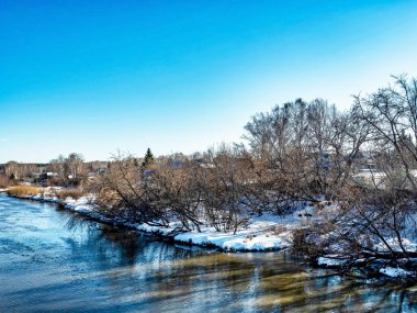 İlkbaharda köprüden nehre manzara
