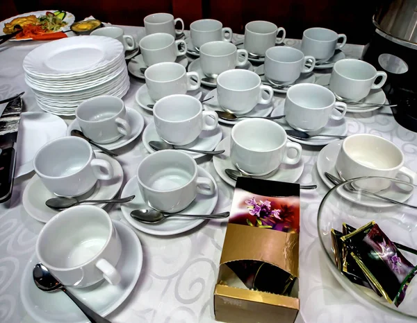 Tazas Vacías Blancas Preparan Para Verter Sobre Mesa — Foto de Stock