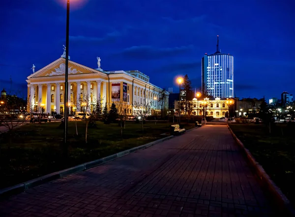 Night city in early spring in the center, near the opera house, Chelyabinsk — Stock Photo, Image