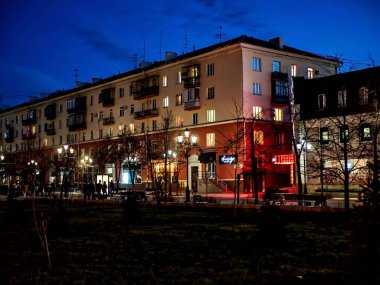 İlkbaharın başlarında şehir merkezinde, Opera binasının yakınında Chelyabinsk, Güney Urallar