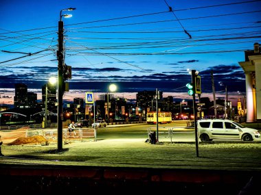 İlkbaharın başlarında şehir merkezinde, Opera binasının yanında, Chelyabinsk