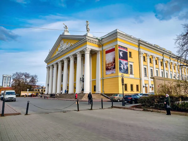 Vista de la Ópera a principios de primavera, Chelyabinsk, Urales del sur — Foto de Stock