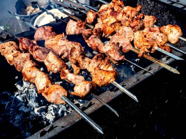 Kömürlerin üzerinde etli şiş kebap neredeyse hazır.