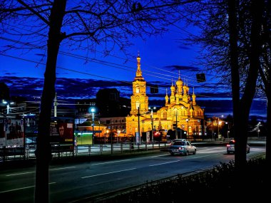 Chelyabinsk 'te sıcak bir bahar akşamı Kirov Caddesi' ndeki Kutsal Üçlemeci Kilisesi 'nin gece manzarası muhteşem, koyu mavi bir gökyüzünün arka planına karşıdır.