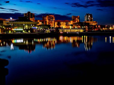 Rusya 'nın güney Urallar bölgesindeki Chelyabinsk şehrindeki Miass Nehri' nin gece bankası.