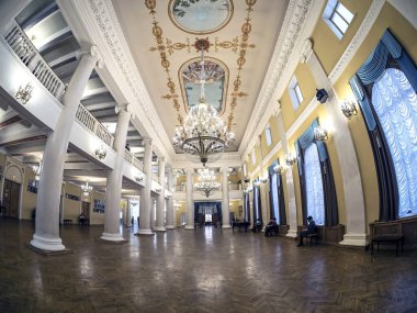 İkinci kattaki opera ve bale salonunun girişi.