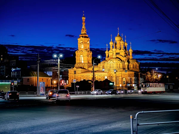 Nattutsikt över byggnaden av den heliga Treenighetskyrkan på Kirov Street på en varm vårkväll i Tjeljabinsk — Stockfoto