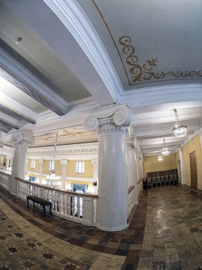 Opera ve bale salonunun balkonundaki sütunlar, sütunların başkentleri iyonik tarzda dekore edilmiştir, klasik tiyatro kristal avizeleri, boyanmış tavan, Rusya, balık gözü lensleri.