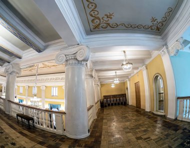 Opera ve bale salonunun balkonundaki sütunlar, sütunların başkentleri iyonik tarzda dekore edilmiştir, klasik tiyatro kristal avizeleri, boyanmış tavan, Rusya, balık gözü lensleri.