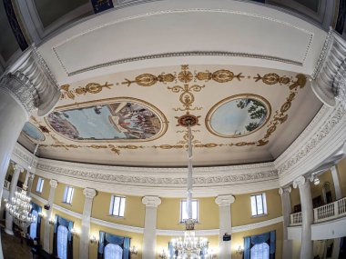 Balkondan ikinci kattaki Opera ve Bale Tiyatrosu 'nun giriş salonuna kadar olan alanda sütunların başkentleri iyonik tarzda dekore edilmiştir. Klasik kristal avizeler, boyanmış tavan, Rusya, balık gözü lensleri.