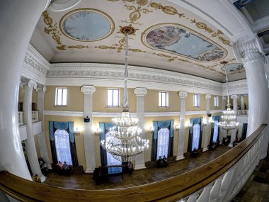 Balkondan ikinci kattaki Opera ve Bale Tiyatrosu 'nun giriş salonuna kadar olan alanda sütunların başkentleri iyonik tarzda dekore edilmiştir. Klasik kristal avizeler, boyanmış tavan, Rusya, balık gözü lensleri.