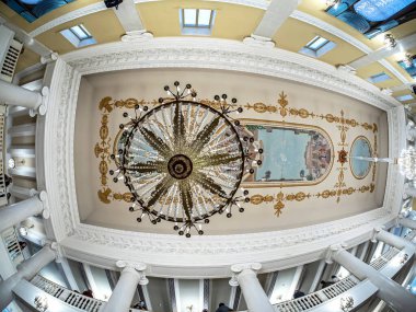 İkinci kattaki opera ve bale salonunun tavanının üstünde, sütunların başkentleri iyonik tarzda dekore edilmiş, klasik tiyatro kristal avizeleri, boyanmış tavan, Rusya, balıksaman lensleri