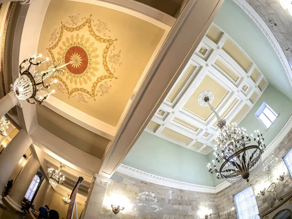 Lampadario Decorato Nel Foyer Del Teatro Dell Opera Russia Lente — Foto Stock