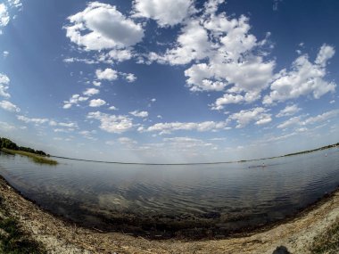 Göl üzerinde mavi gökyüzü, açık bulutlar, su, balık gözü lensi
