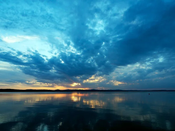 Céu Azul Por Sol Sobre Lago Com Nuvens Fumegantes Claras — Fotografia de Stock