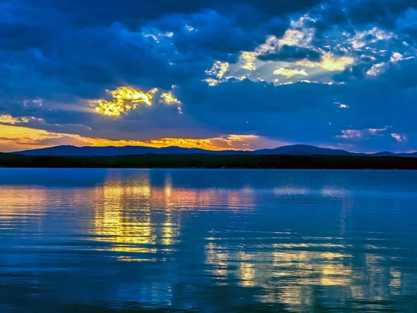 蓝色日落的天空笼罩着湖面 淡淡的烟云笼罩着地平线 南部乌拉尔 蓝色的时辰 — 图库照片