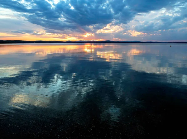 Multi Colorido Céu Azul Laranja Por Sol Sobre Lago Uma — Fotografia de Stock