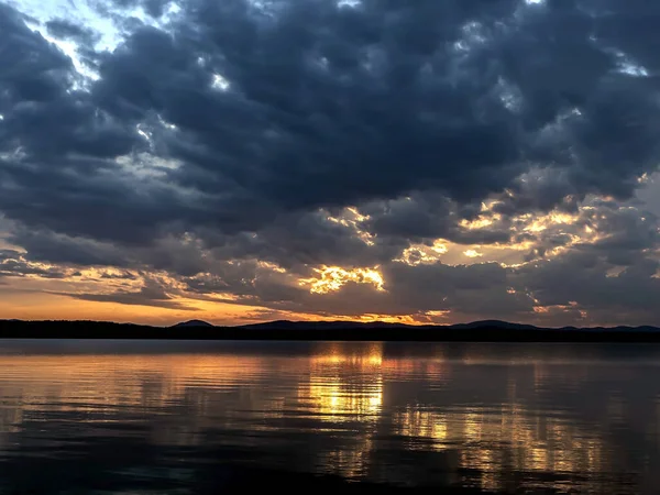 多彩的蓝色和橙色落日的天空笼罩着湖面 一幅美丽的云彩画面 映衬着平静的水面 南部乌拉尔 乌维迪湖 — 图库照片