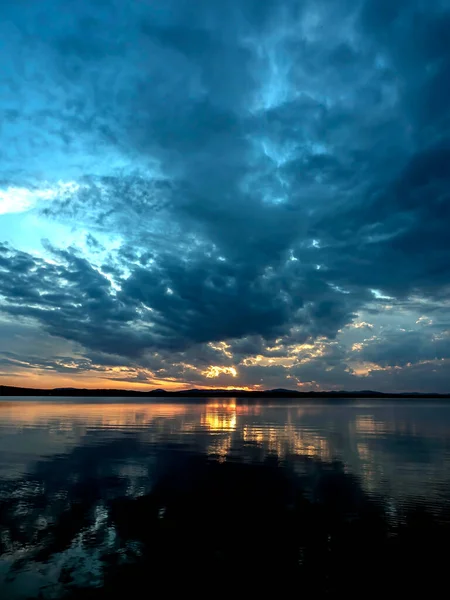 多彩的蓝色和橙色落日的天空笼罩着湖面 一幅美丽的云彩画面 映衬着平静的水面 南部乌拉尔 乌维迪湖 — 图库照片