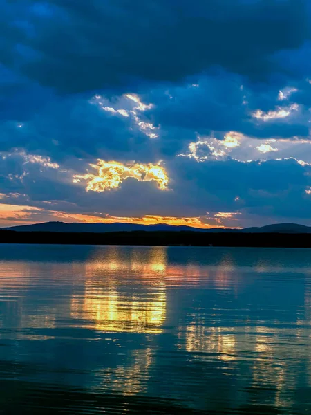 Multi Colorido Céu Azul Laranja Por Sol Sobre Lago Uma — Fotografia de Stock