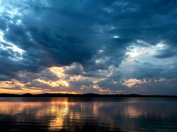 Dark Evening Sky Lake Dramatic Clouds Light Sun Still Visible — Stock Photo, Image