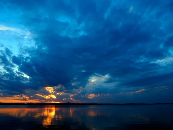 Dunkler Abendhimmel Über Dem See Dramatische Wolken Das Licht Der — Stockfoto