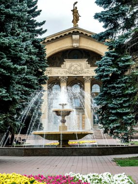 Chelyabinsk, Ural, Rusya 'daki metalürjistlerin Kültür Sarayı önündeki aktif çeşme.