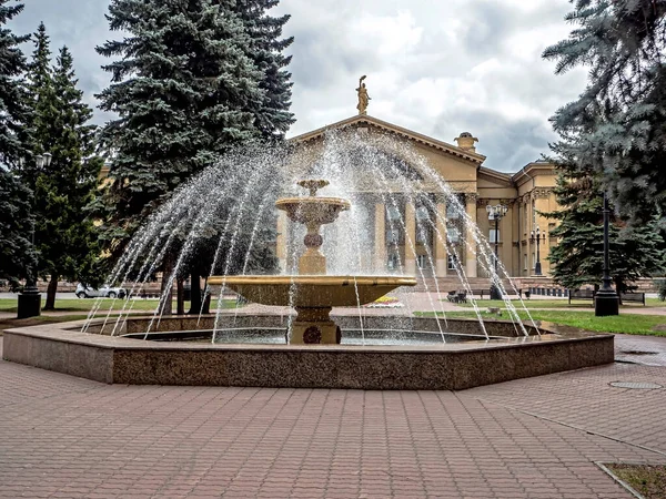 Aktivní Fontána Před Palácem Kultury Metalurgů Čeljabinsku Ural Rusko Začátku — Stock fotografie