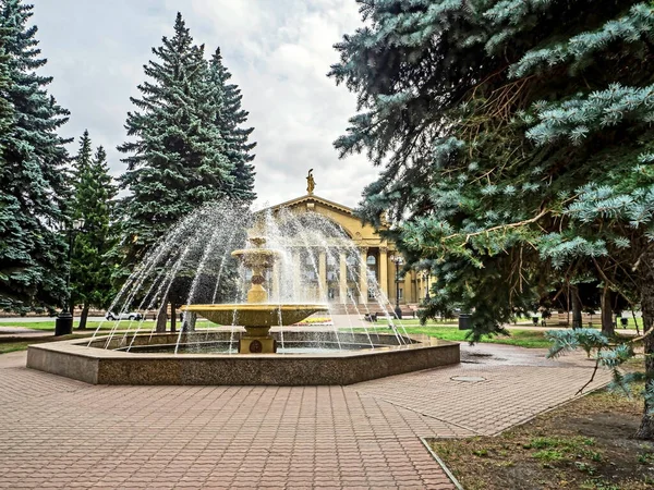 俄罗斯乌拉尔车里雅宾斯克冶金学家文化宫前的活泉 — 图库照片