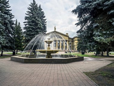 Chelyabinsk, Ural, Rusya 'daki metalürjistlerin Kültür Sarayı önündeki aktif çeşme.