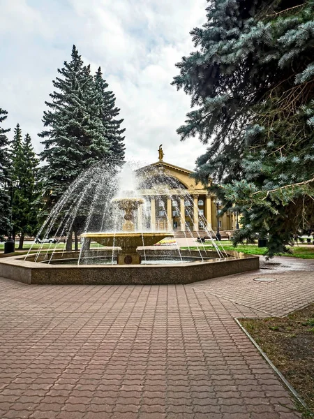 Активний Фонтан Перед Палацом Культури Металургів Челябінську Урал Росія Рання — стокове фото