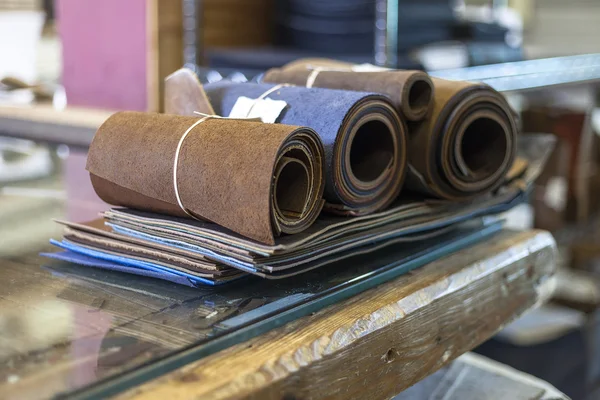 Boekbinder rolt van leer op werkbank klaar voor gebruik. — Stockfoto