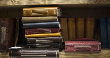 Yeni ciltli kitap yığını donanım bekliyor.