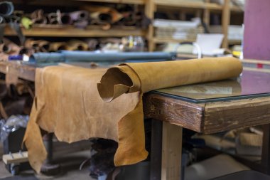 Uzanmış deri Mücellit kesim ve boya için bekliyor.